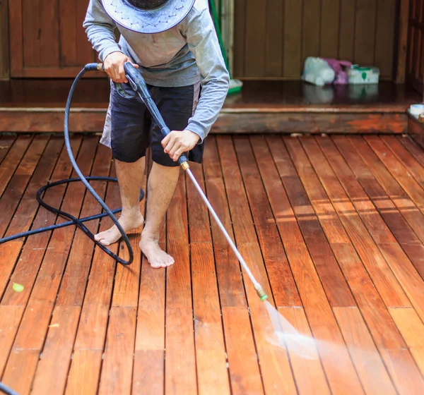 Tajski człowieka czy ciśnienie mycia na drewno — Zdjęcie stockowe