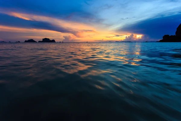 Pôr do sol na praia Railay, Krabi — Fotografia de Stock