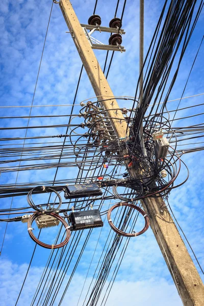 Conexión de cable en el poste eléctrico —  Fotos de Stock