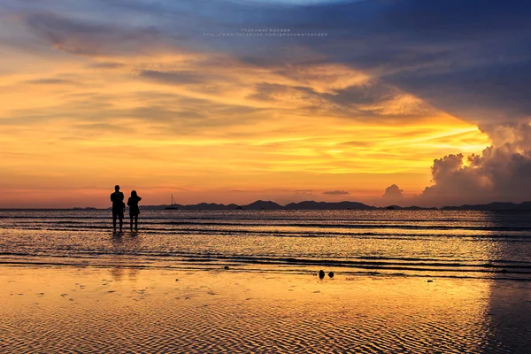 Hermoso atardecer en la playa Railay — Foto de Stock