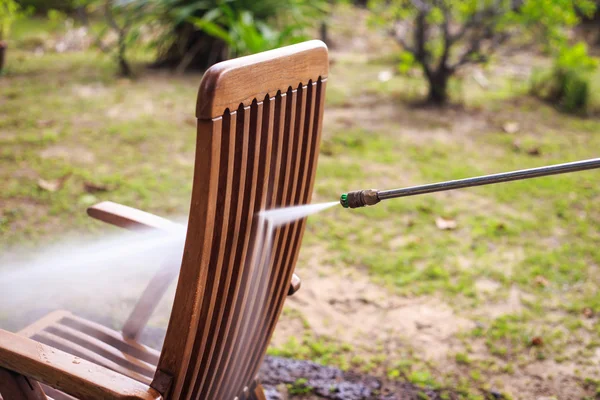 Reinigung des Holzstuhls mit Hochdruck-Wasserstrahl — Stockfoto