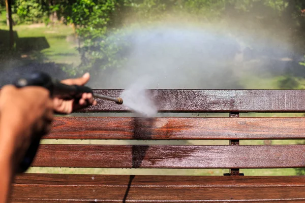 Holzreinigung mit Hochdruck-Wasserstrahl — Stockfoto