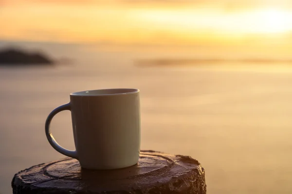 Kaffekopp och solnedgång — Stockfoto