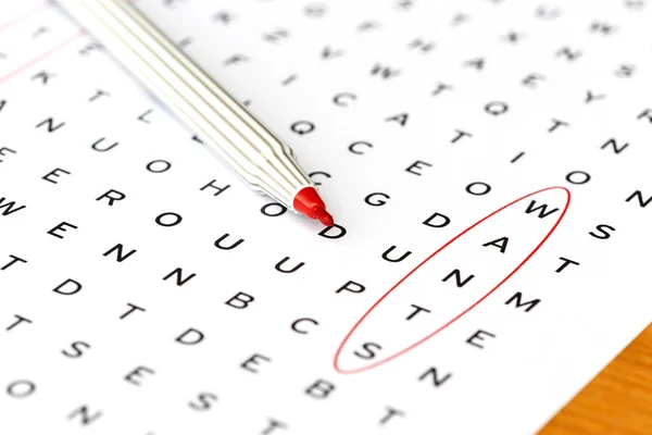 Wants in solving crossword puzzle, close up — Stock Photo, Image