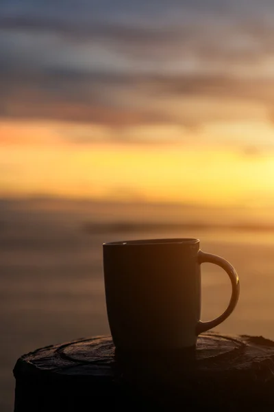 Tasse à café et coucher de soleil — Photo