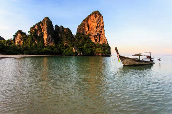 Traditionell thailändsk båt, lång svans stå i havet — Stockfoto