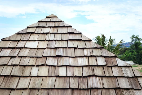 Текстура и фон деревянной черепицы на крыше — стоковое фото