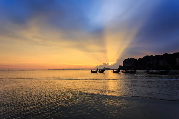 Vacker solnedgång på Railay beach, Krabi — Stockfoto