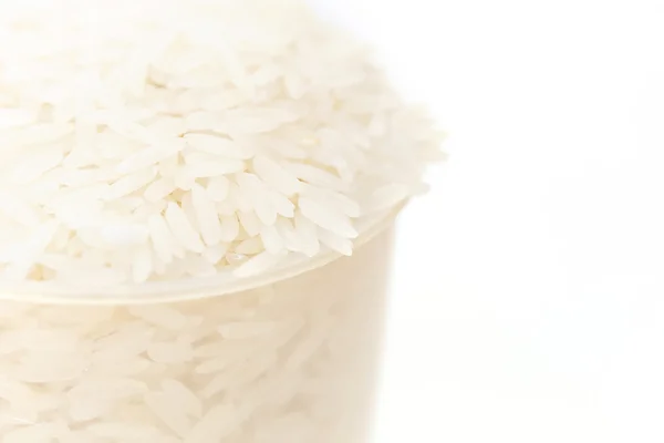 Тайский рис с жасмином в пластиковом ведре — стоковое фото