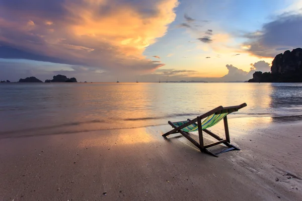Lettini in piedi sulla spiaggia al tramonto — Foto Stock