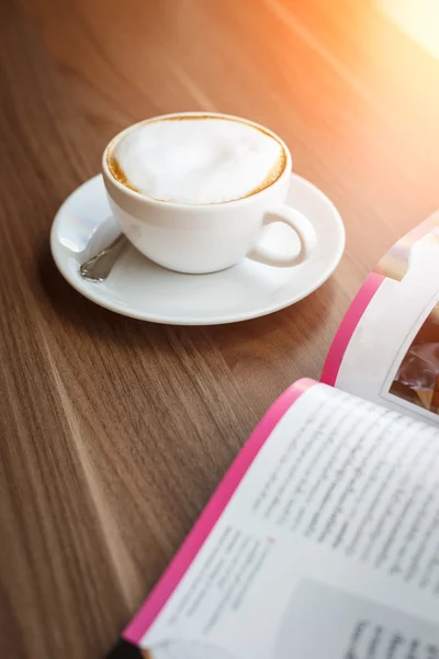 Φλιτζάνι καφέ και βιβλίο στο τραπέζι — Φωτογραφία Αρχείου