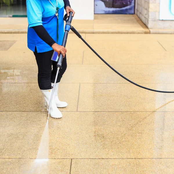 Vloer reiniging met hoge druk waterstraal — Stockfoto
