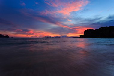Railay beach, Krabi, Andaman Denizi Tayland gün batımında