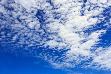 Bulutlu mavi gökyüzü