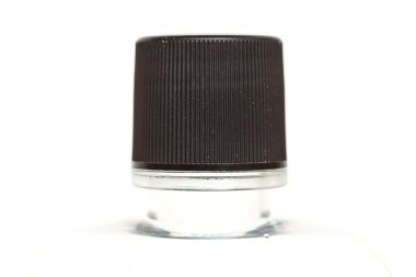 Plastik şişe kadar siyah kap kapatmak