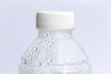 Plastik şişe su damlası kadar kapatın