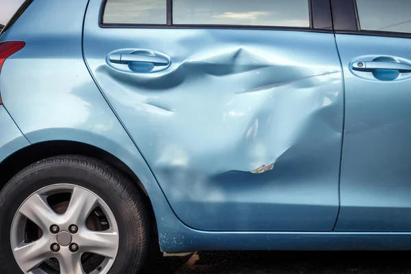 Cuerpo de coche obtener daños por accidente —  Fotos de Stock