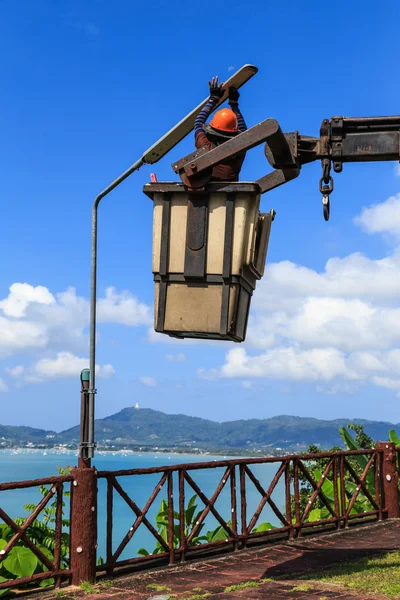 Elettricista uomo cambiando lampada — Foto Stock