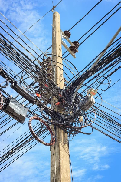 Collegamento del cavo sul palo elettrico — Foto Stock