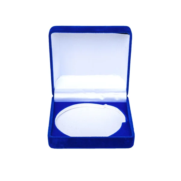 Синя оксамитова коробка ізольована на білому тлі — стокове фото