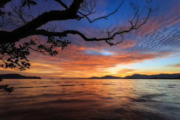 Piękne zachody słońca plaży w Phuket, Tajlandia — Zdjęcie stockowe