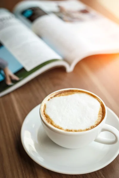 Taza de café y libro sobre la mesa — Foto de Stock