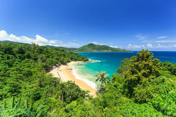 Tropisk strand från ovanifrån i Phuket, Thailand — Stockfoto