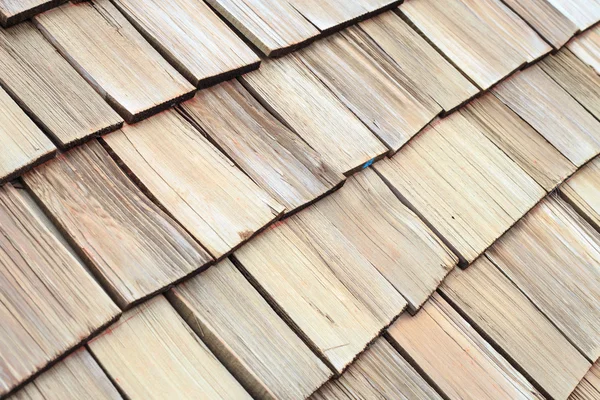 Текстура и фон деревянной черепицы на крыше — стоковое фото