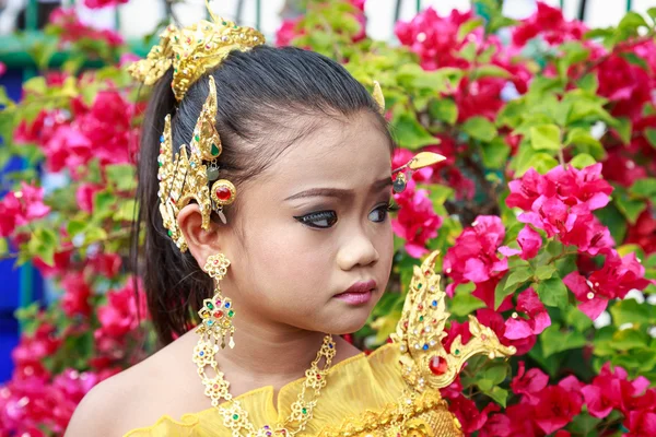 Jolie fille thaïlandaise portant une robe thaïlandaise typique — Photo