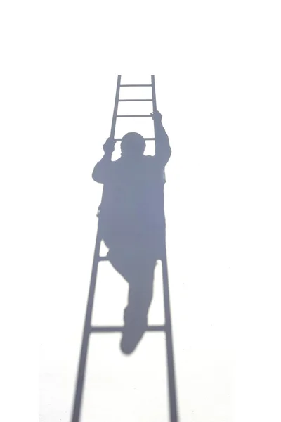 Ombre du travailleur grimpant sur l'échelle — Photo