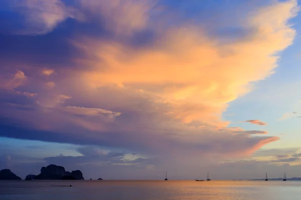 Tramonto sulla spiaggia Railay, Krabi, Mare delle Andamane Thailandia — Foto Stock