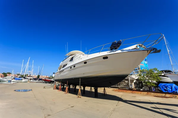 Yacht di lusso spiaggiato per servizio annuale e riparazione — Foto Stock