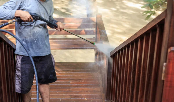 タイの男は木材洗浄圧力 — ストック写真