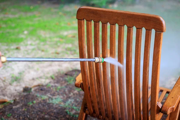 Reinigung des Holzstuhls mit Hochdruck-Wasserstrahl — Stockfoto