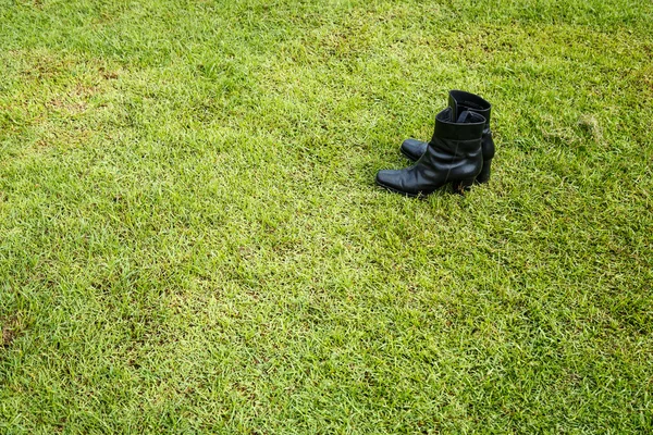Zapato negro sobre hierba — Foto de Stock