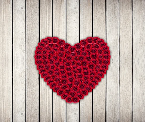 Hjärta ram från röd ros på trä — Stockfoto