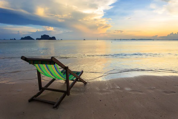 Liegestühle stehen am Strand bei Sonnenuntergang — Stockfoto