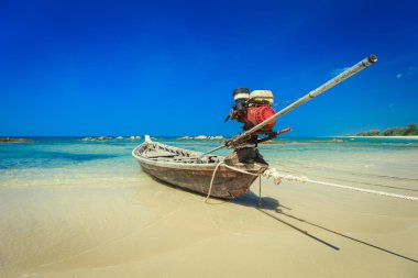 Geleneksel Tay uzun kuyruk tekne sahilde