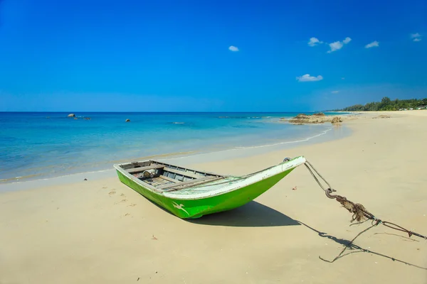 Tradiční thajské dlouhá loď na pláži — Stock fotografie