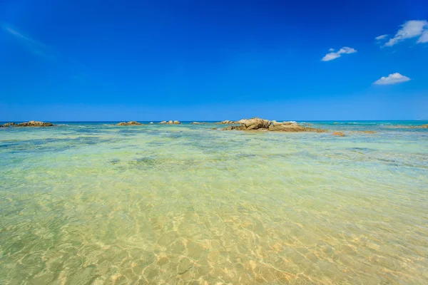 Tropisk strand og blå himmel – stockfoto