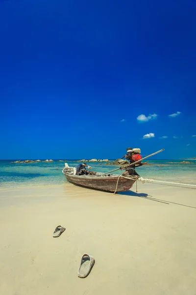 Traditionele Thaise lange staart boot op het strand — Stockfoto