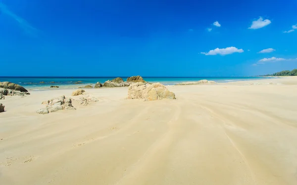 Spiaggia tropicale e cielo blu — Foto Stock