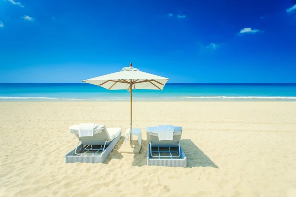 Two sunbed and one umbrella on the beach — Stock Photo, Image