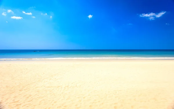 Spiaggia tropicale e cielo blu, mare delle Andamane Thailandia — Foto Stock