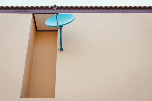 Satellite dish install on the wall — Stock Photo, Image