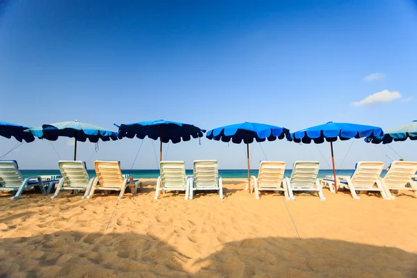 Solarium och stranden paraply — Stockfoto