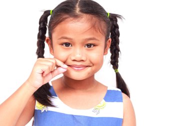 Genç Asyalı kız beyaz arka plan üzerinde izole