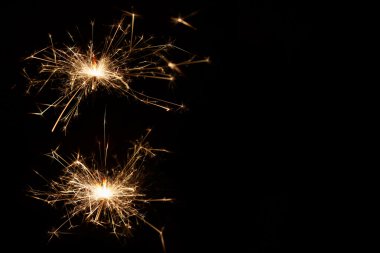 Siyah arka planda yılbaşı maytapları