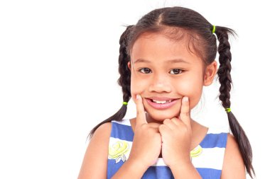 Genç Asyalı kız beyaz arka plan üzerinde izole