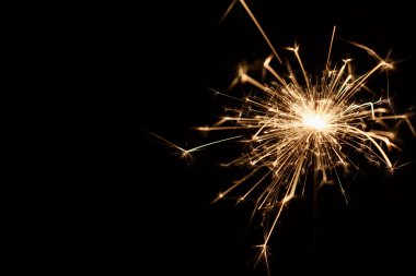 Siyah arka planda yılbaşı maytapları